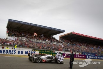 #2 Audi Sport Team Joest Audi R18 TDI: Marcel Fässler, André Lotterer, Benoit Tréluyer takes the checkered flag