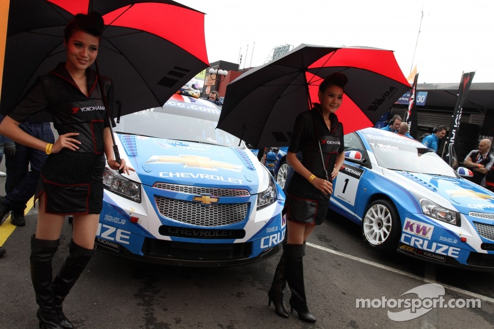 Robert Huff, Chevrolet Cruze 1.6T, Chevrolet and with Yokohama girls