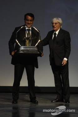FOM President Bernie Ecclestone presents Sameer Gaur with the Formula One Promotional Promoter trophy