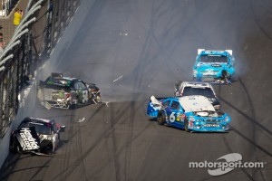 Kurt Busch, Phoenix Racing Chevrolet, Kyle Busch, Kyle Busch Motorsports Toyota and Ricky Stenhouse Jr., Roush Fenway Ford collide