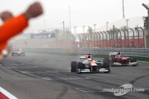 Paul di Resta, Sahara Force India VJM05 finishes sixth ahead of Fernando Alonso, Scuderia Ferrari F2012 and celebrates past his team at the end of the race