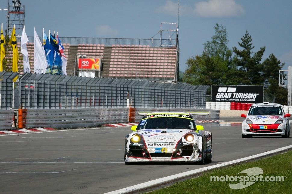http://cdn-7.motorsport.com/static/img/mgl/1400000/1400000/1403000/1403400/1403467/s1_1.jpg