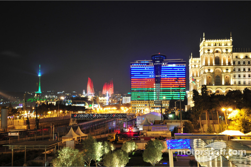 Baku bij nacht