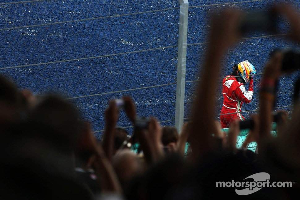Fernando Alonso, Ferrari F138 crashes out on lap 2 with a broken front wing