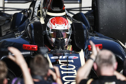 Racewinnaar Marco Sorensen viert het resultaat