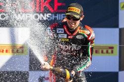 Eugene Laverty feiert auf dem Podest von Laguna Seca 2013