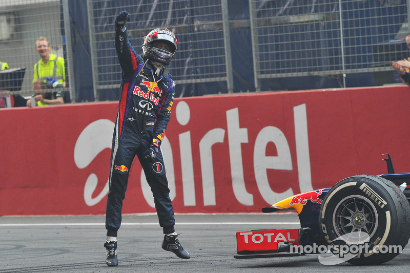Переможець гонки та чемпіон світу Себастьян Феттель, Red Bull Racing RB9 святкує на фініші