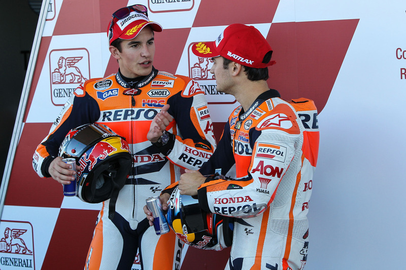 Dua pembalap Repsol Honda, Dani Pedrosa dan Marc Marquez (kiri) bercengkerama usai menjalani kualifikasi MotoGP Valencia 2013.