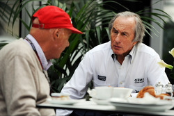 (Izq. A Der.): Niki Lauda, Presidente no ejecutivo de Mercedes con Jackie Stewart (GBR)