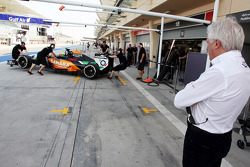 Charlie Whiting, delegado de la FIA observa a Sergio Pérez,Sahara Force India F1 VJM07 en pits