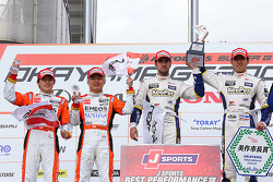 Vincitori GT500 Daizuke Ito e Andrea Caldarelli, il secondo posto Kazuya Oshima, Yuji Kunimoto