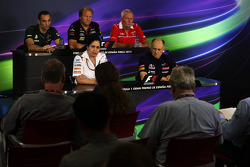 La Conferencia de Prensa FIA: Cyril Abiteboul, Caterham F1 Team Principal; Robin Frijns, Test Caterh