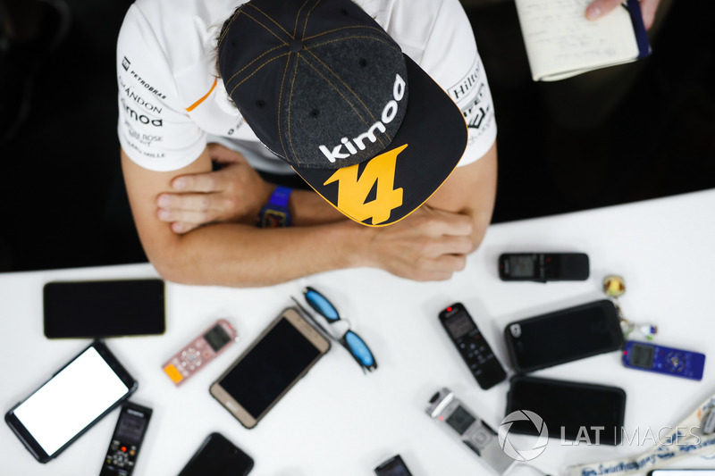 Fernando Alonso, McLaren, parla con i media