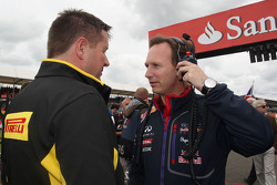 Paul Hembery, Direttore Pirelli Motorsport, con Christian Horner, Red Bull Racing Team Principal sul