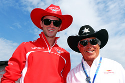 (Da sinistra a destra): Alexander Rossi, Marussia F1 Team terzo pilota con Mario Andretti, Ambascia