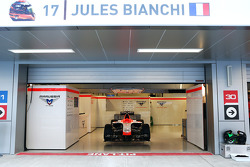 Marussia F1 Team MR03 de Jules Bianchi, carrega mensagens de apoio, com hashtags #ForzaJules e #JB17 carro não será usado