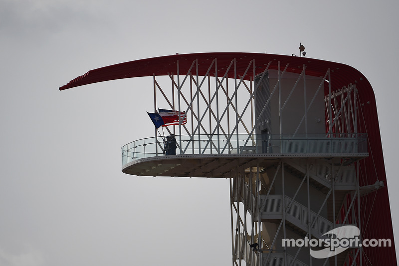 banderas de Texas y Estados Unidos en la torre COTA