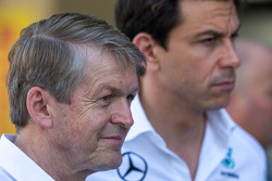 (Links naar rechts): Thomas Weber, lid van de managementsraad van Daimler AG met Toto Wolff, Mercede