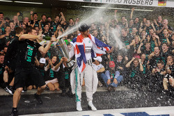 El ganador y campeón del mundo Lewis Hamilton, Mercedes AMG F1 celebra con el equipo