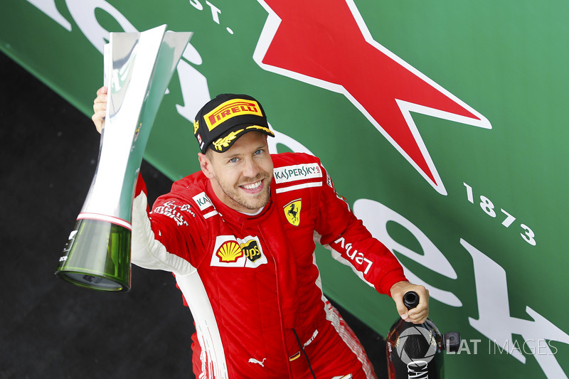 Себастьян Феттель, Ferrari, із кубком переможця
