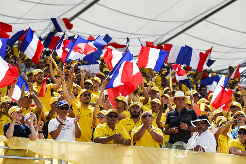 Des fans agitent des drapeaux tricolores