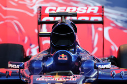 Acercamiento al cockpit y cubierta del motor del Toro Rosso STR10