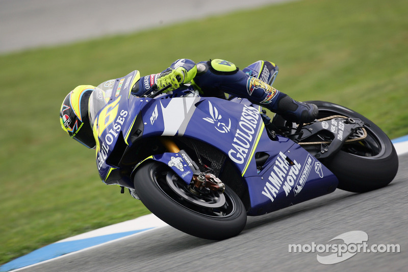 Yamaha YZR-M1 2005 mampu merebut triple crown dengan merebut gelar pembalap (Valentino Rossi), tim (Gauloises Yamaha), dan konstruktor pada MotoGP 2005.