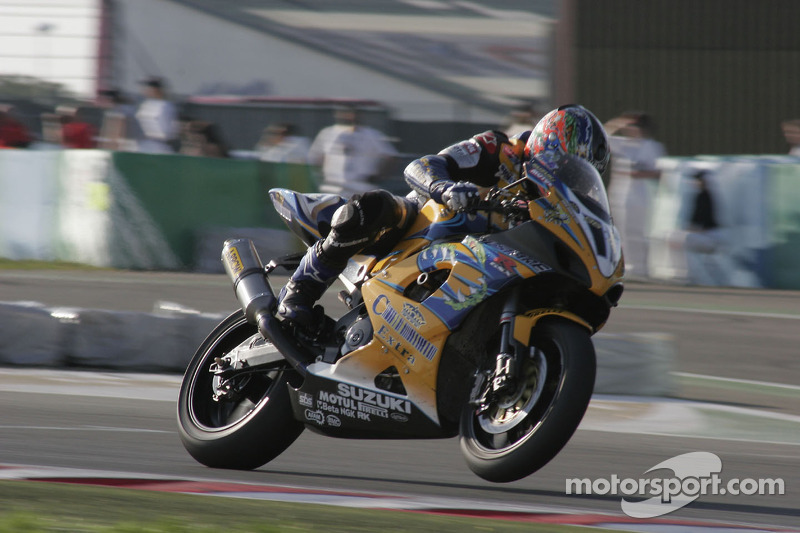 Troy Corser merebut gelar WorldSBK keduanya (setelah 1996) pada 2005 di atas Suzuki GSX-R1000 K5.
