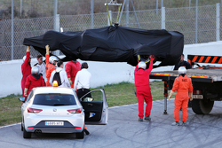 El McLaren MP4-30 de Jenson Button, de McLaren es regresado a pits en una grúa