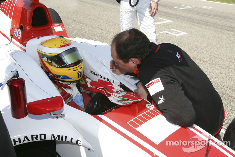 GP2 yarışına hazırlanan Lewis Hamilton, takım patronu Frédéric Vasseur ile konuşuyor. (2006)