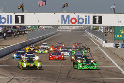起步: #57 Krohn Racing Ligier JS P2 Judd: Tracy Krohn, Olivier Pla, Nic Jonsson leads