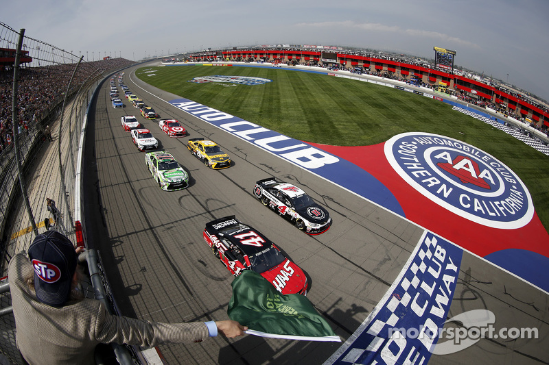 Start: Kurt Busch, Stewart-Haas Racing Chevrolet leads