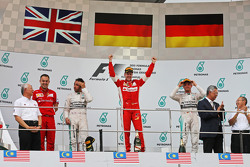 Het podium: Mercedes AMG F1, tweede; Sebastian Vettel, Ferrari, racewinnaar; Nico Rosberg, Mercedes