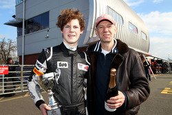 Harrison Newey en vader Adrian Newey