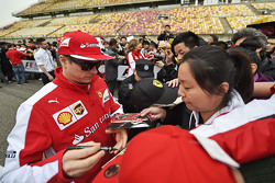 Кими Райкконен Ferrari раздает автографы