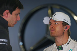 (Von links nach rechts): Toto Wolff, Mercedes-Sportchef, mit Nico Rosberg, Mercedes AMG F1