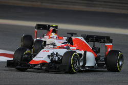 Will Stevens, Manor F1 Team al frente de su compañero de equipo Roberto Merhi, Manor F1 Team