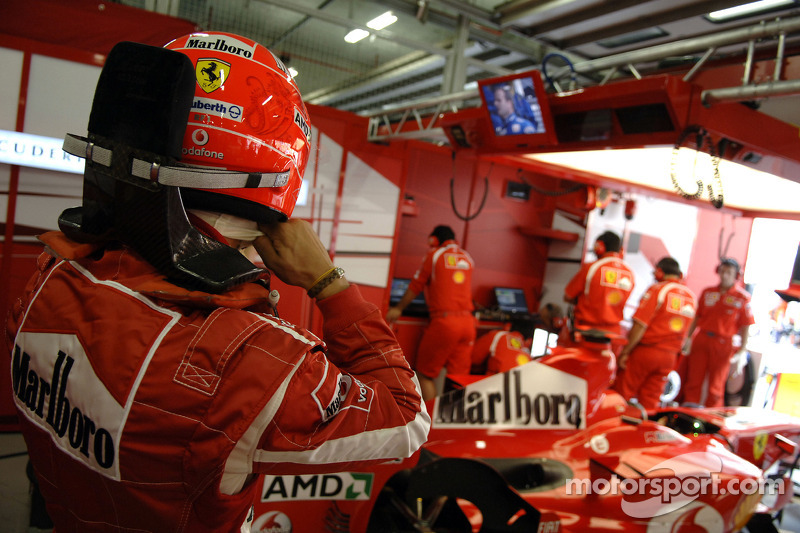 Michael Schumacher bersiap masuk ke mobil pada latihan GP Tiongkok 2006