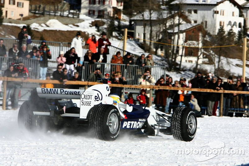 Нік Хайдфельд за кермом боліда BMW Sauber F1 зі спеціальними шинами Bridgestone у Сент-Морітці