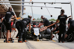 Esteban Ocon, Sahara Force India F1 VJM08 Piloto de pruebas en los pits