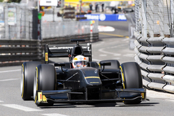 Martin Brundle absolviert eine Demonstrationsfahrt in einem GP2-Auto mit 18-Zoll-Reifen von Pirelli