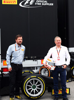 (Da sinistra a destra): Paul Hembery, Direttore Pirelli Motorsport e Martin Brundle, Commentatore Sky Sports con pneumatici Pirelli da 18