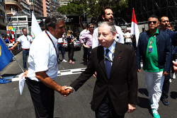 (Von links nach rechts): Pasquale Lattuneddu, FOM, mit FIA-Präsident Jean Todt in der Startaufstellu