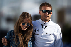 Jenson Button, McLaren con su esposa Jessica Button