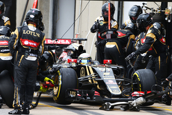 Romain Grosjean, Lotus F1 E23, maakt een pitstop