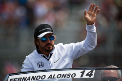 Fernando Alonso, McLaren en el desfile de pilotos