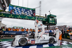 Parc fermé: los ganadores, #19 Porsche Team Porsche 919 Hybrid: Nico Hulkenberg, Nick Tandy, Earl Ba
