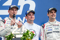 LMP1-Podium: Klassen- und Gesamtsieger, Porsche Team: Nico Hülkenberg, Nick Tandy, Earl Bamber