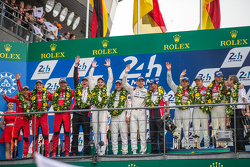 Podio LMP1: ganadores de clase y en general de Porsche Team: Nico Hulkenberg, Nick Tandy, Earl Bambe