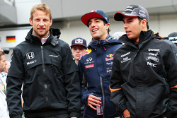 Jenson Button, McLaren con Daniel Ricciardo, Red Bull Racing y Sergio Pérez, Sahara Force India F1